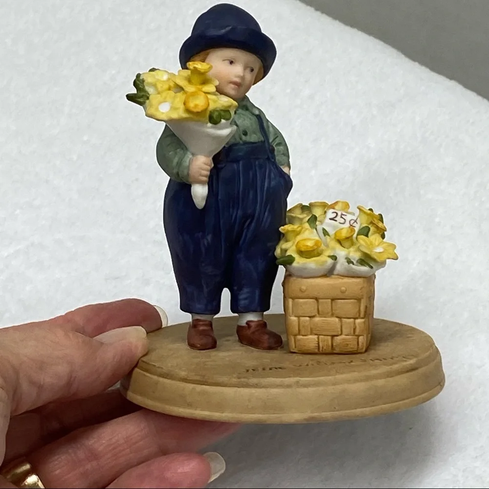 Avon Vintage porcelain figurine “Springtime” Jessie Willcox hand painted 1986